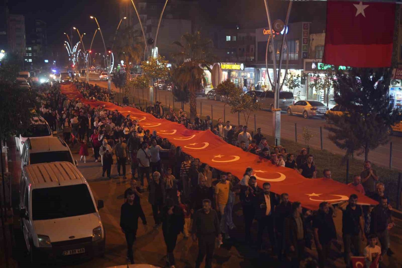 sirnakta-cumhuriyet-bayrami-coskusu-300-metrelik-turk-bayragiyla-yuruyus-kurtce-sarkilarla-kutlama