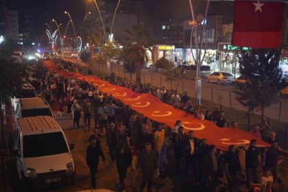 sirnakta-cumhuriyet-bayrami-coskusu-300-metrelik-turk-bayragiyla-yuruyus-kurtce-sarkilarla-kutlama