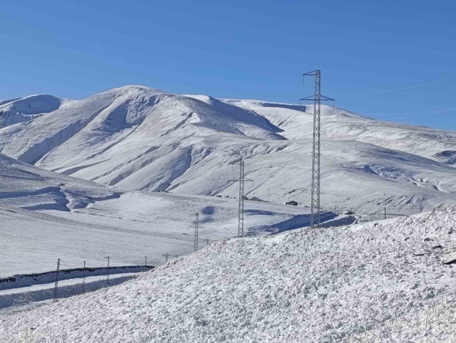 taslicayda-kar-yagisiyla-gundogdu-koyu-beyaza-burundu