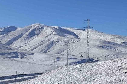 taslicayda-kar-yagisiyla-gundogdu-koyu-beyaza-burundu