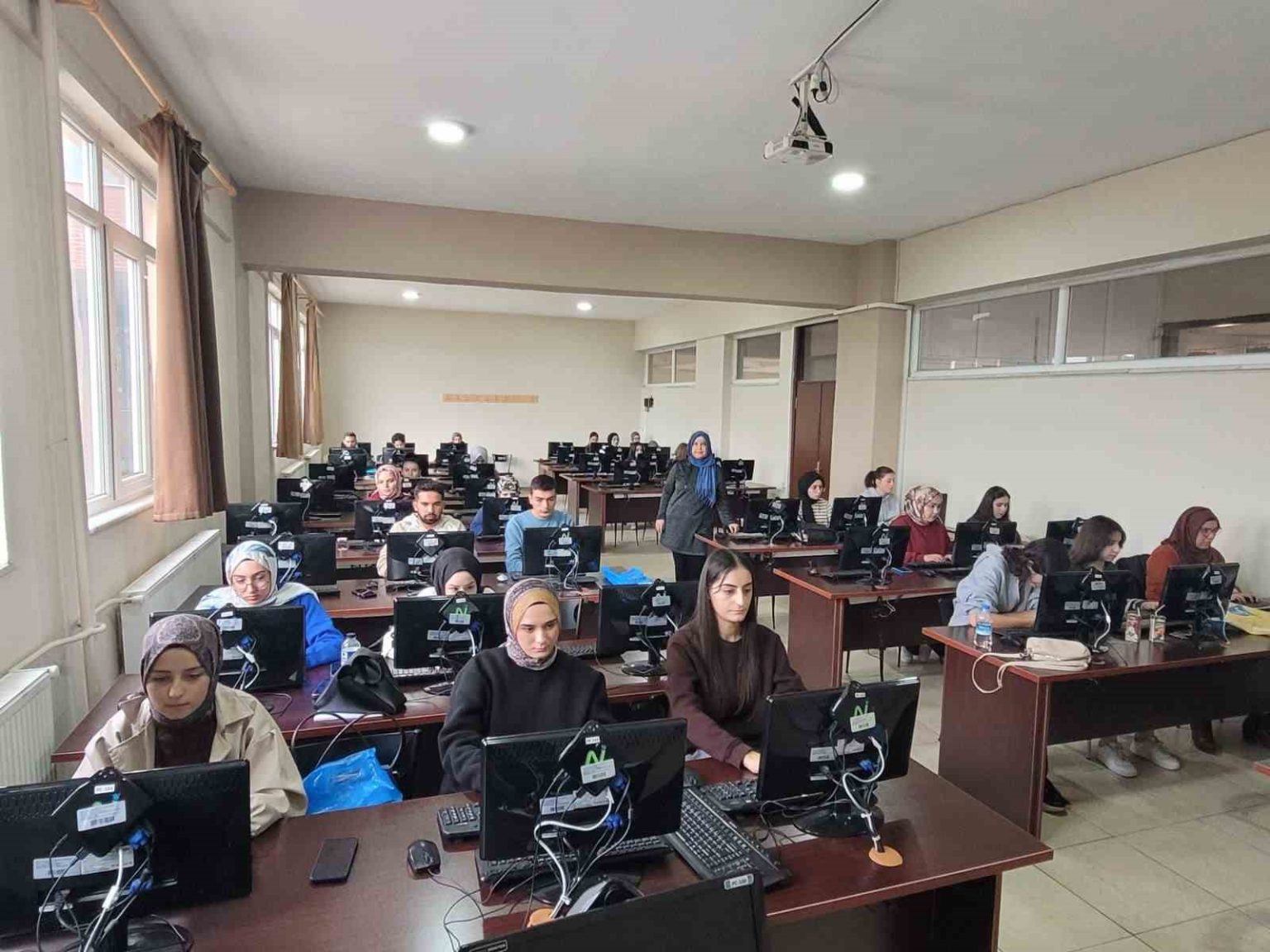 tavsanlida-10-parmak-klavye-kursuna-yogun-ilgi