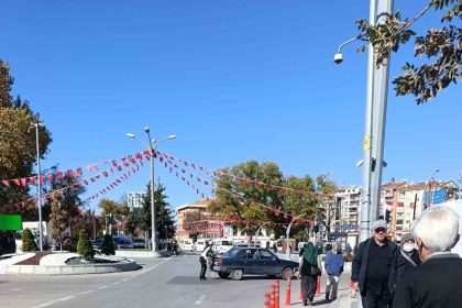 trafikte-yolun-ortasinda-kalan-otomobili-kadin-polis-tek-basina-ittirerek-calistirdi