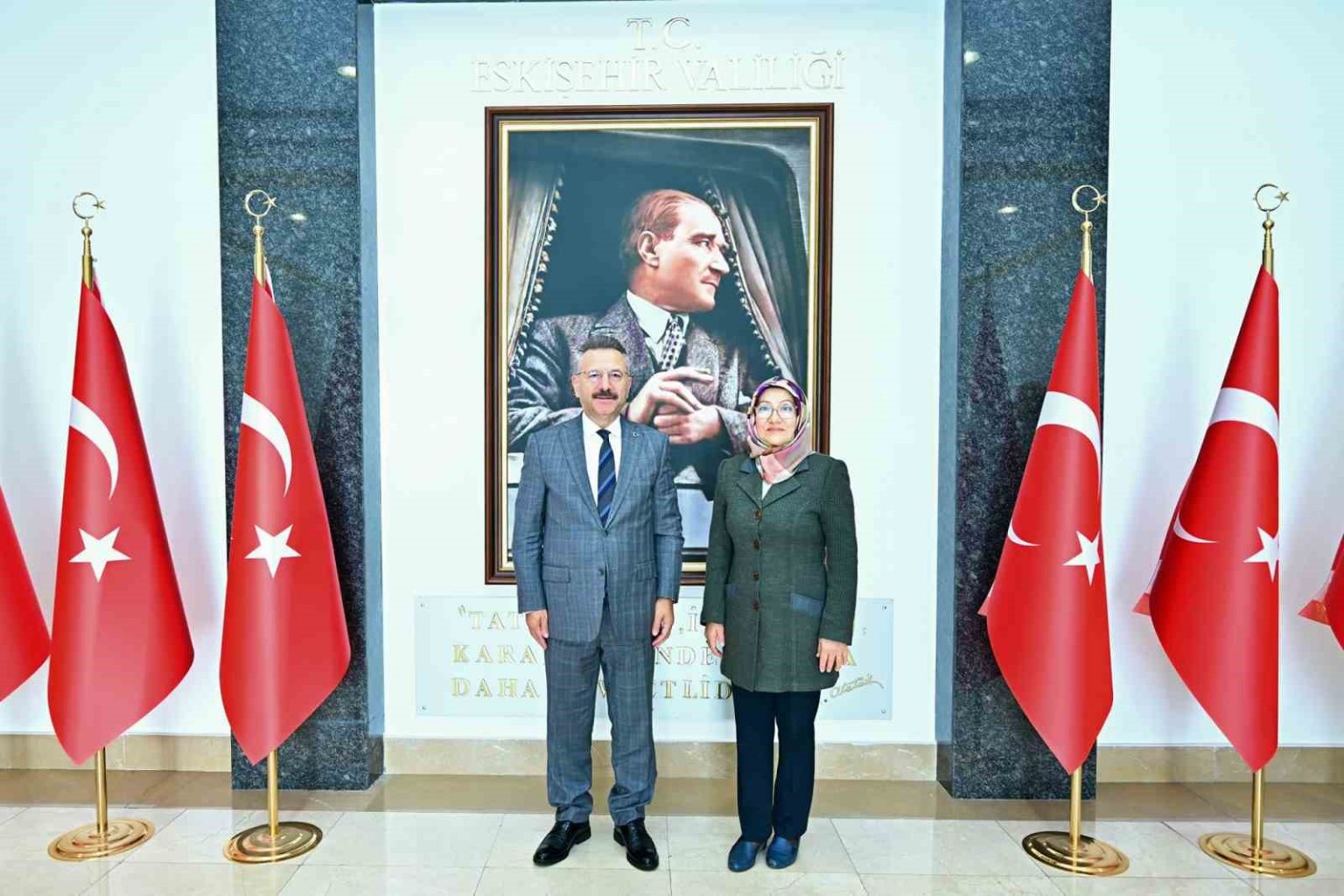 valilik-konutunu-satip-okul-yaptiran-vali-aksoyu-mahallenin-muhtari-ziyaret-etti