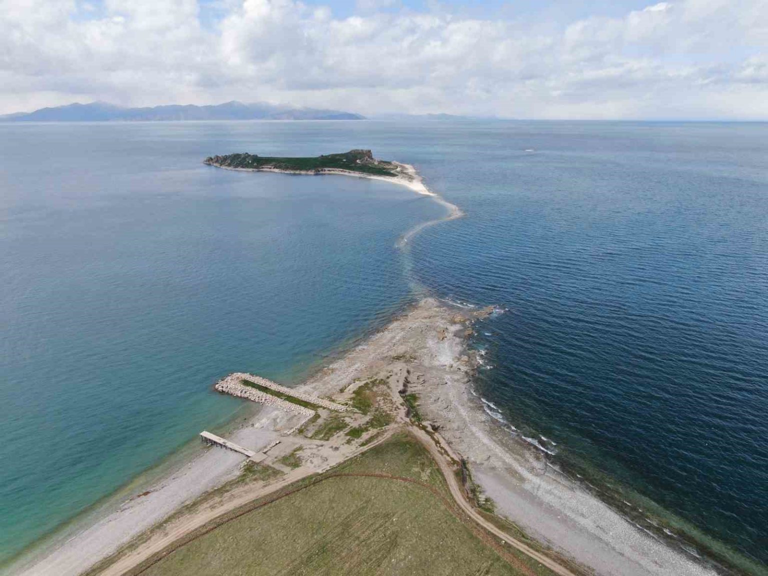 van-golunde-su-seviyesi-dustu-carpanak-adasina-giden-antik-yol-ortaya-cikti