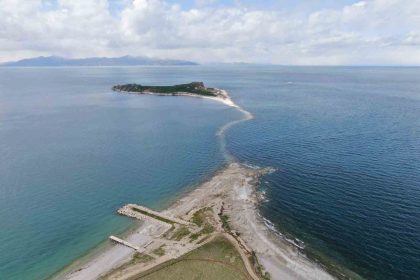 van-golunde-su-seviyesi-dustu-carpanak-adasina-giden-antik-yol-ortaya-cikti