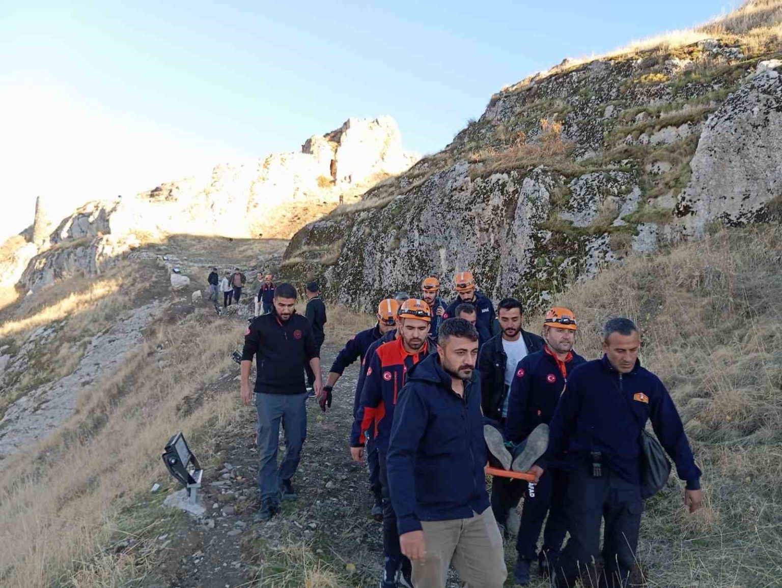 van-kalesinden-dusen-kisi-agir-yaralandi