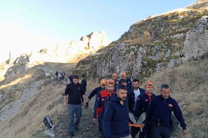 van-kalesinden-dusen-kisi-agir-yaralandi