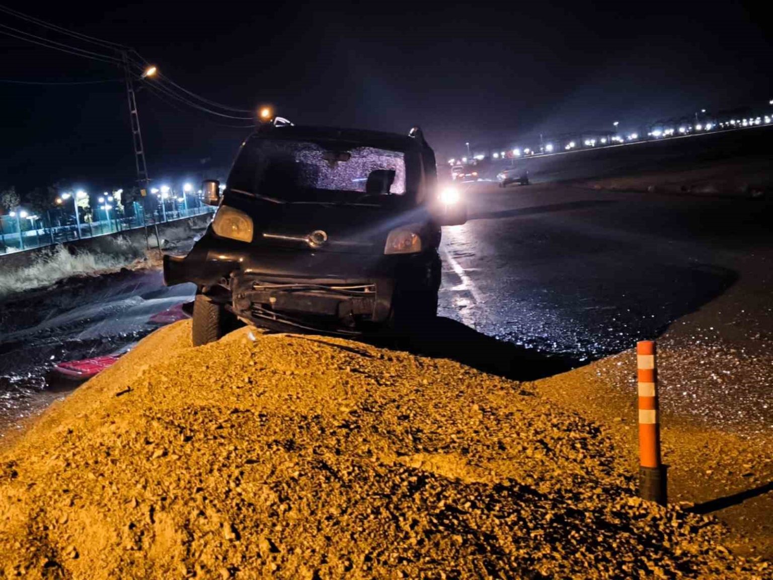 vedasin-yer-alti-calismalari-vanlilari-magdur-ediyor-kazi-yapilan-alanda-dun-aksam-maddi-hasarli-kaza-meydana-geldi