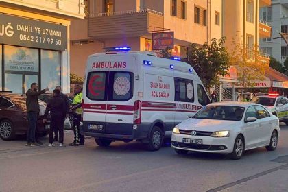 yola-kontrolsuz-cikan-otomobil-ile-motosiklet-carpisti-1-yarali