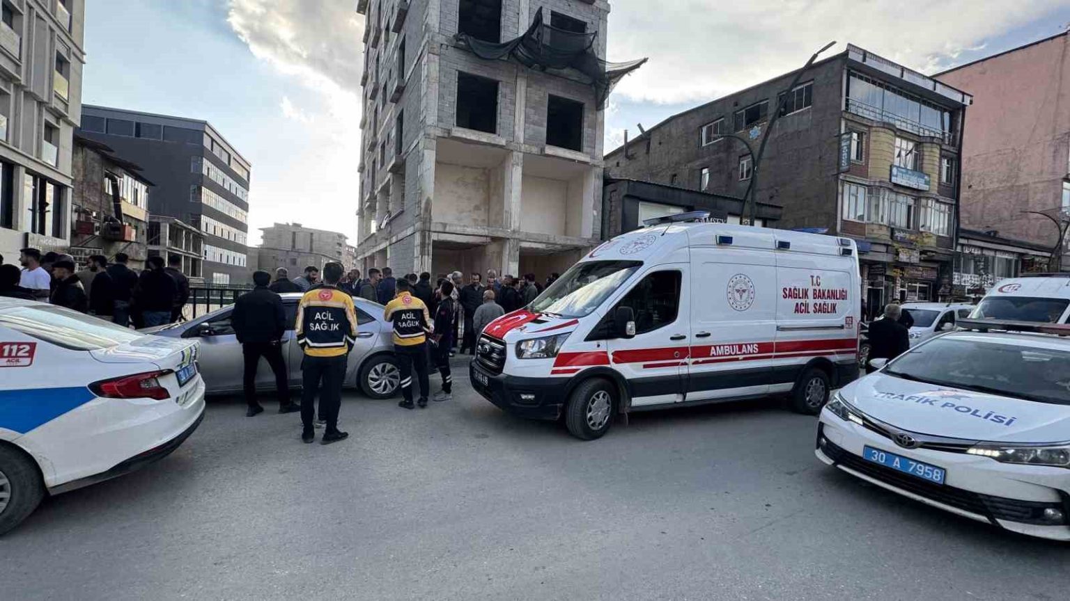 yuksekovada-intihar-girisimi-polis-uzun-ugraslar-sonucu-vatandasi-kurtardi