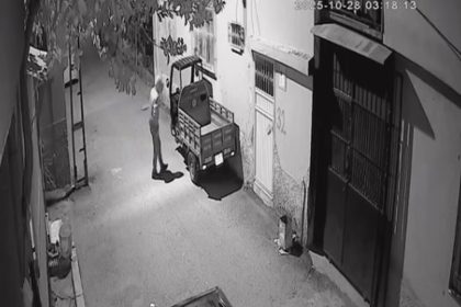 yuzunu-kapusonla-kapatarak-mopedi-dakikalar-icinde-caldi