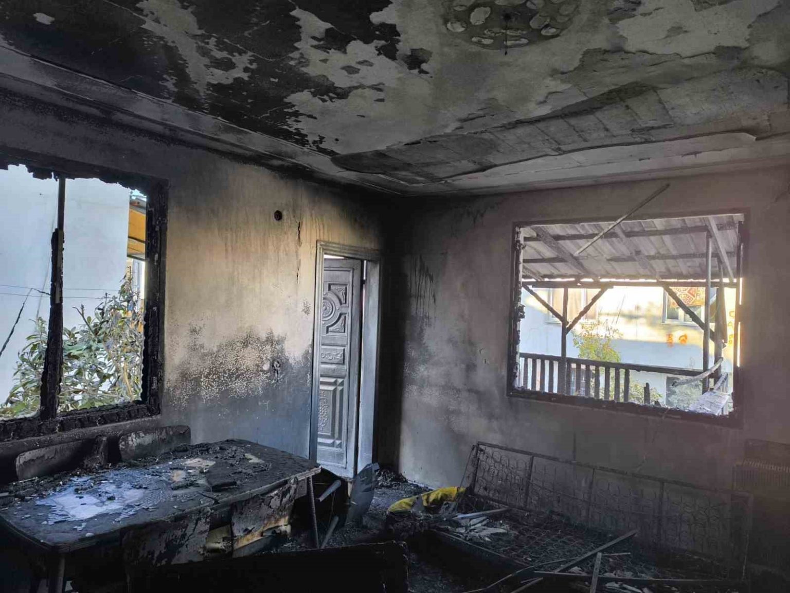 adanada-yangin-cikan-ev-kule-dondu