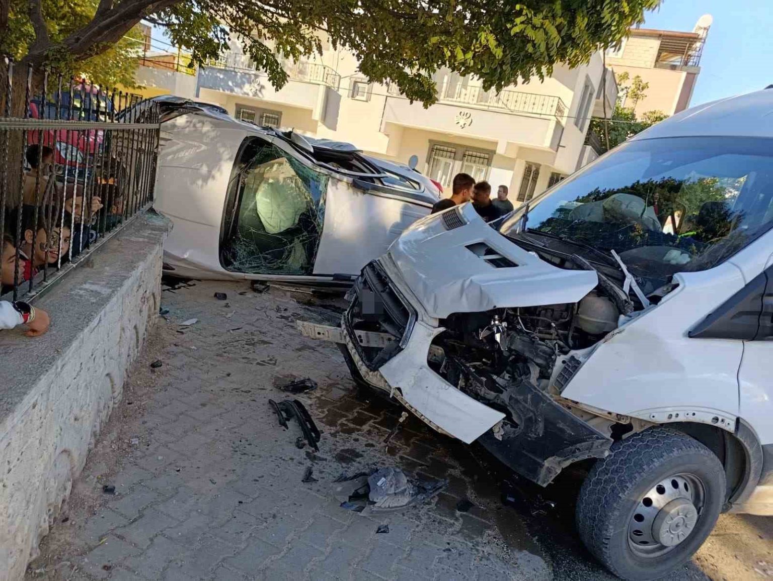 adiyamanda-okul-servisi-ile-otomobil-carpisti-5i-ogrenci-7-yarali