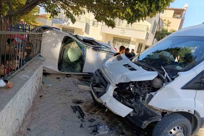 adiyamanda-okul-servisi-ile-otomobil-carpisti-5i-ogrenci-7-yarali