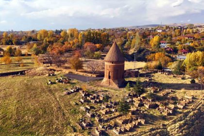 ahlattin-tarihi-mekanlarinda-sonbahar-guzelligi