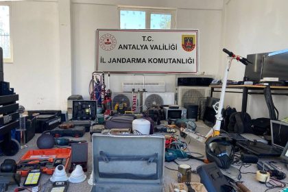 antalyada-10-evden-hirsizlik-yapan-supheli-jasat-tarafindan-yakalandi