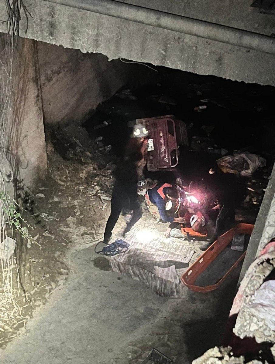 asi-nehrine-ucan-motosikletin-surucusunu-itfaiye-kurtardi