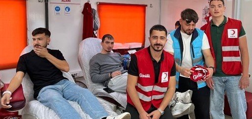 aydinda-gonullu-ogrencilerden-kan-bagisi