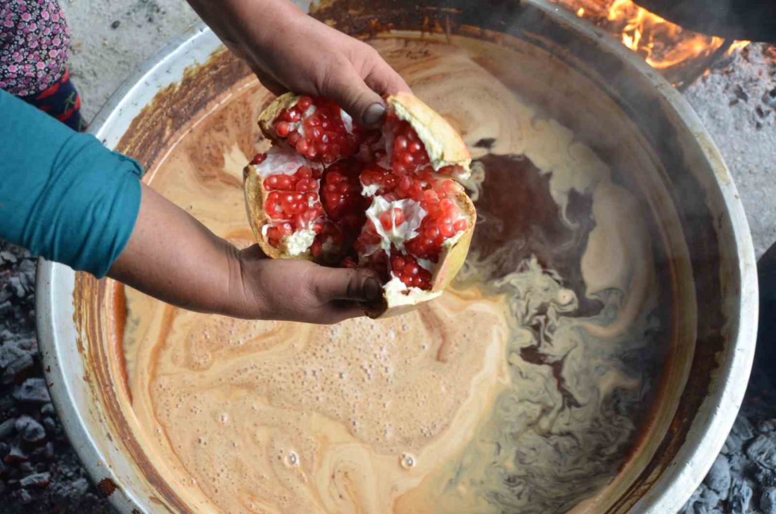 aydinda-narlar-geleneksel-yontemle-eksiye-donusuyor