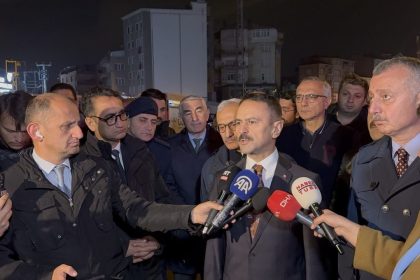 ayni-bolgede-kolonu-catlayan-bina-tahliye-edildi