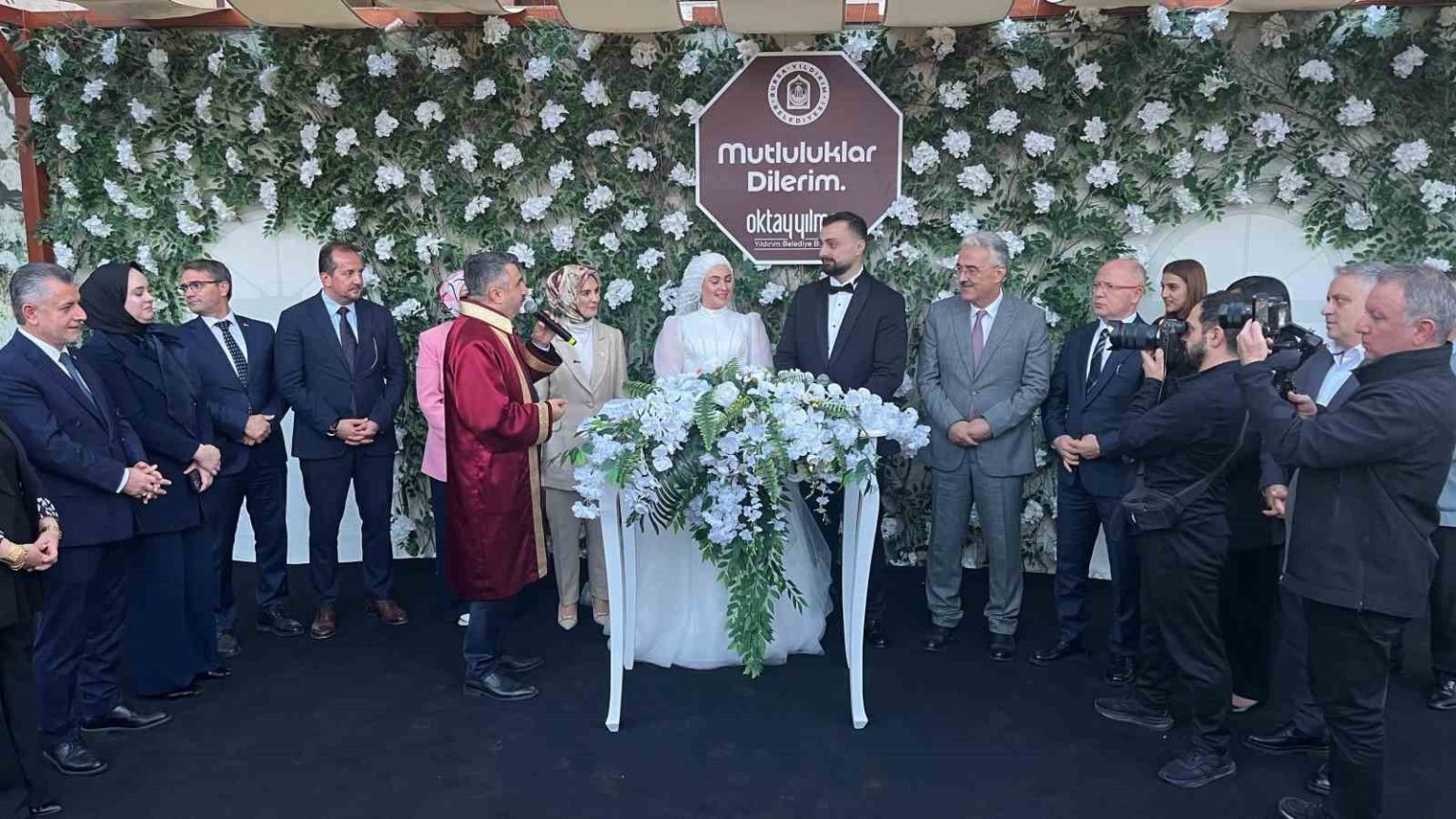 bakan-goktas-evlilik-kredisinden-yararlanan-ciftin-nikah-sahidi-oldu