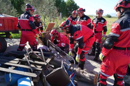 balikesirdeki-6-1lik-depremin-ardindan-koca-seyit-havalimaninda-ekipler-kurtarma-tatbikati-yapti