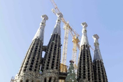 barselonadaki-la-sagrada-familia-dunyanin-en-uzun-kilisesi-unvanini-aldi