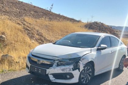 batmanda-pikap-ile-otomobil-kafa-kafaya-carpisti