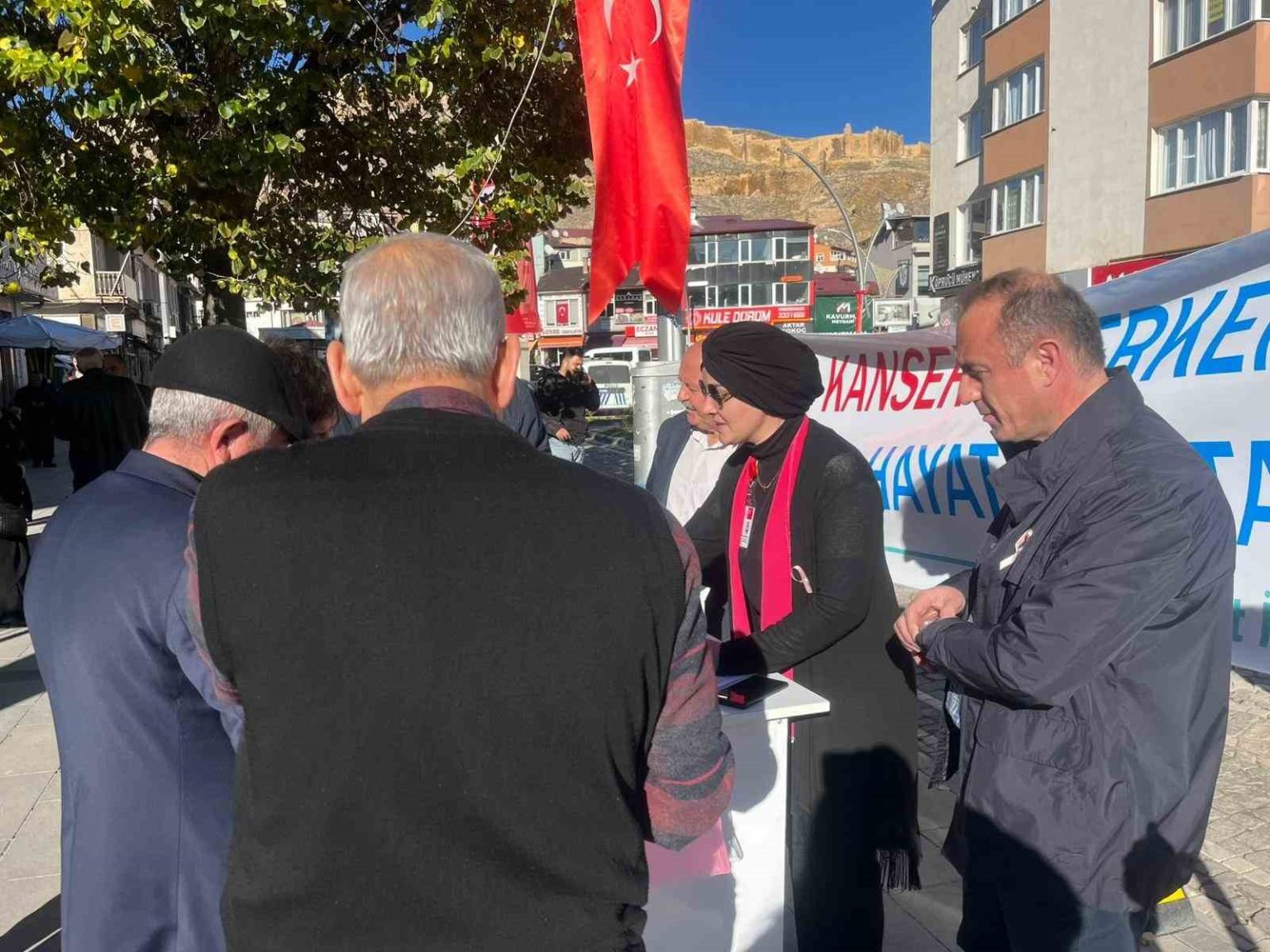 bayburtta-vatandaslar-erken-teshis-hayat-kurtarir-standinda-bilgilendiriliyor