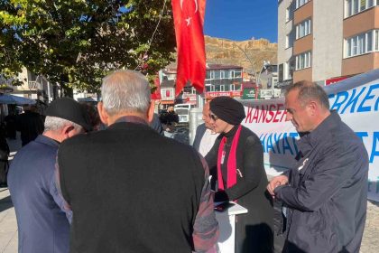 bayburtta-vatandaslar-erken-teshis-hayat-kurtarir-standinda-bilgilendiriliyor