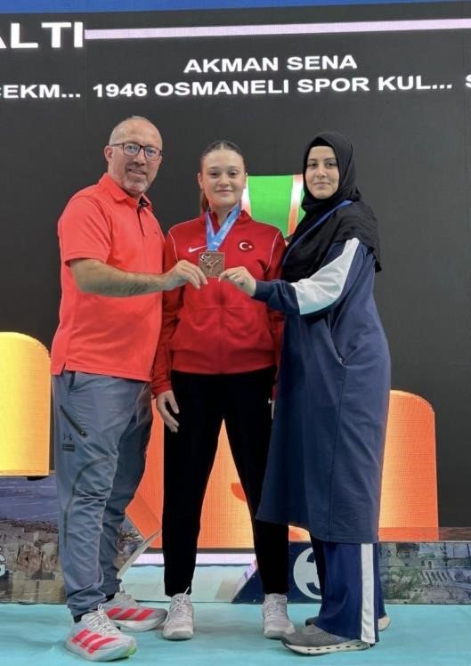 bilecikli-karateci-sena-akman-turkiye-ucuncusu-oldu