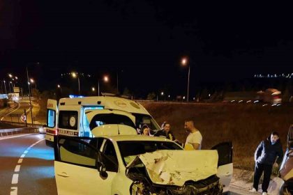 bilecikte-2-arac-kafa-kafaya-carpisti-2-yarali