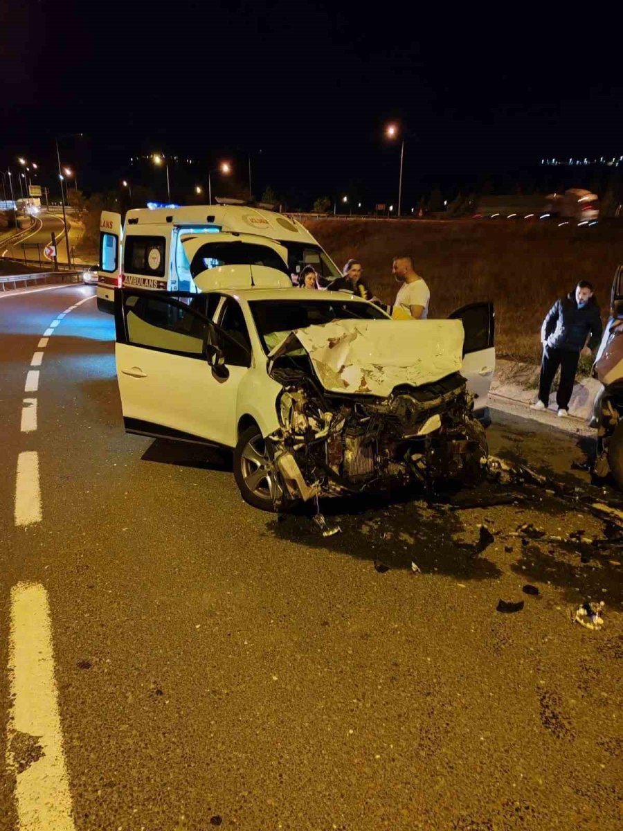 bilecikte-2-arac-kafa-kafaya-carpisti-2-yarali