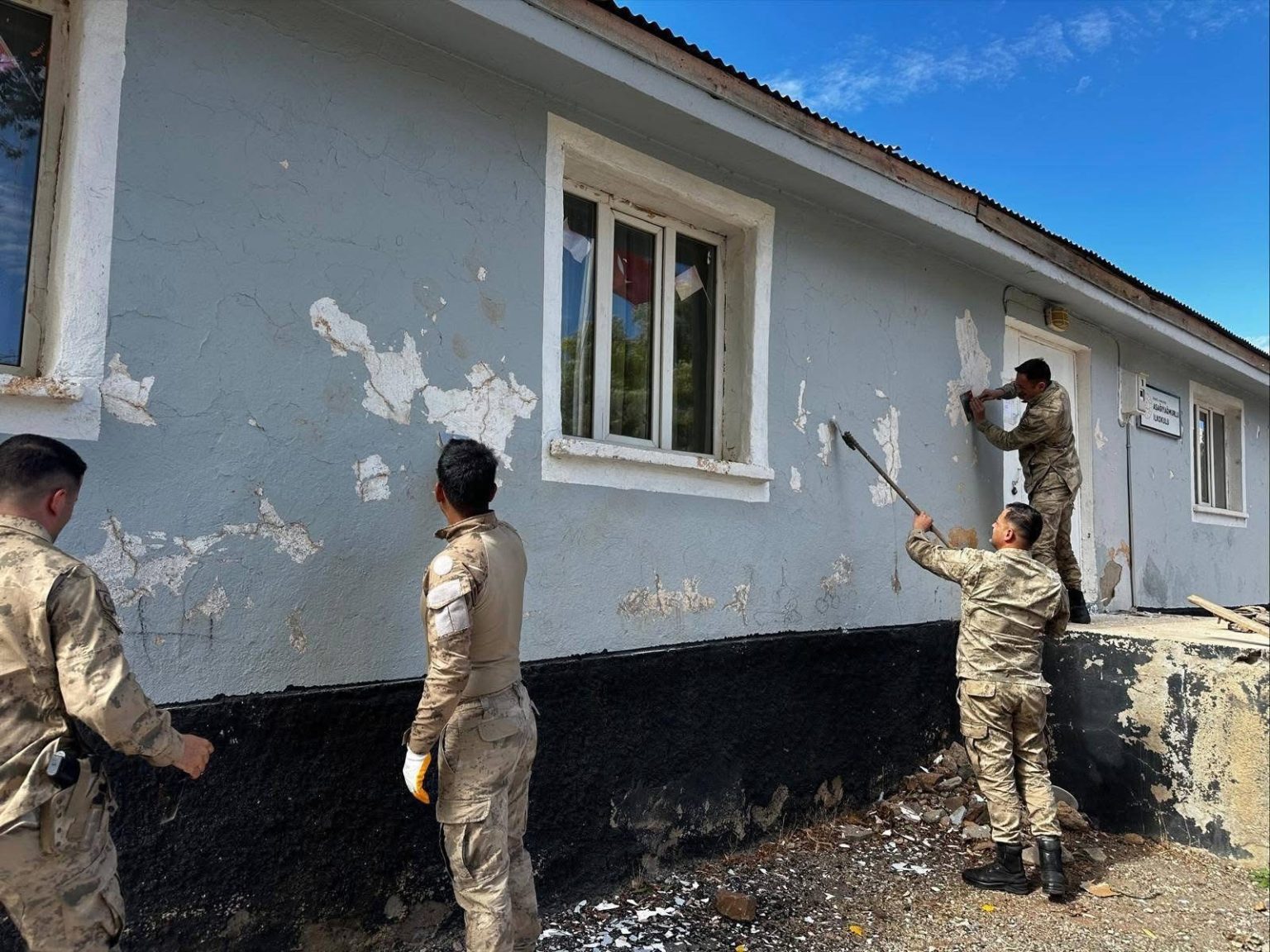 bingolde-jandarma-ekipleri-okulun-bakim-ve-onarimini-yapti