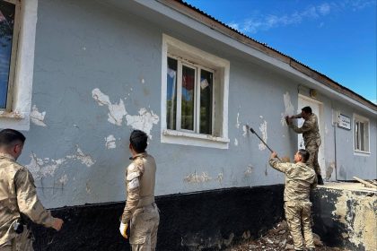 bingolde-jandarma-ekipleri-okulun-bakim-ve-onarimini-yapti