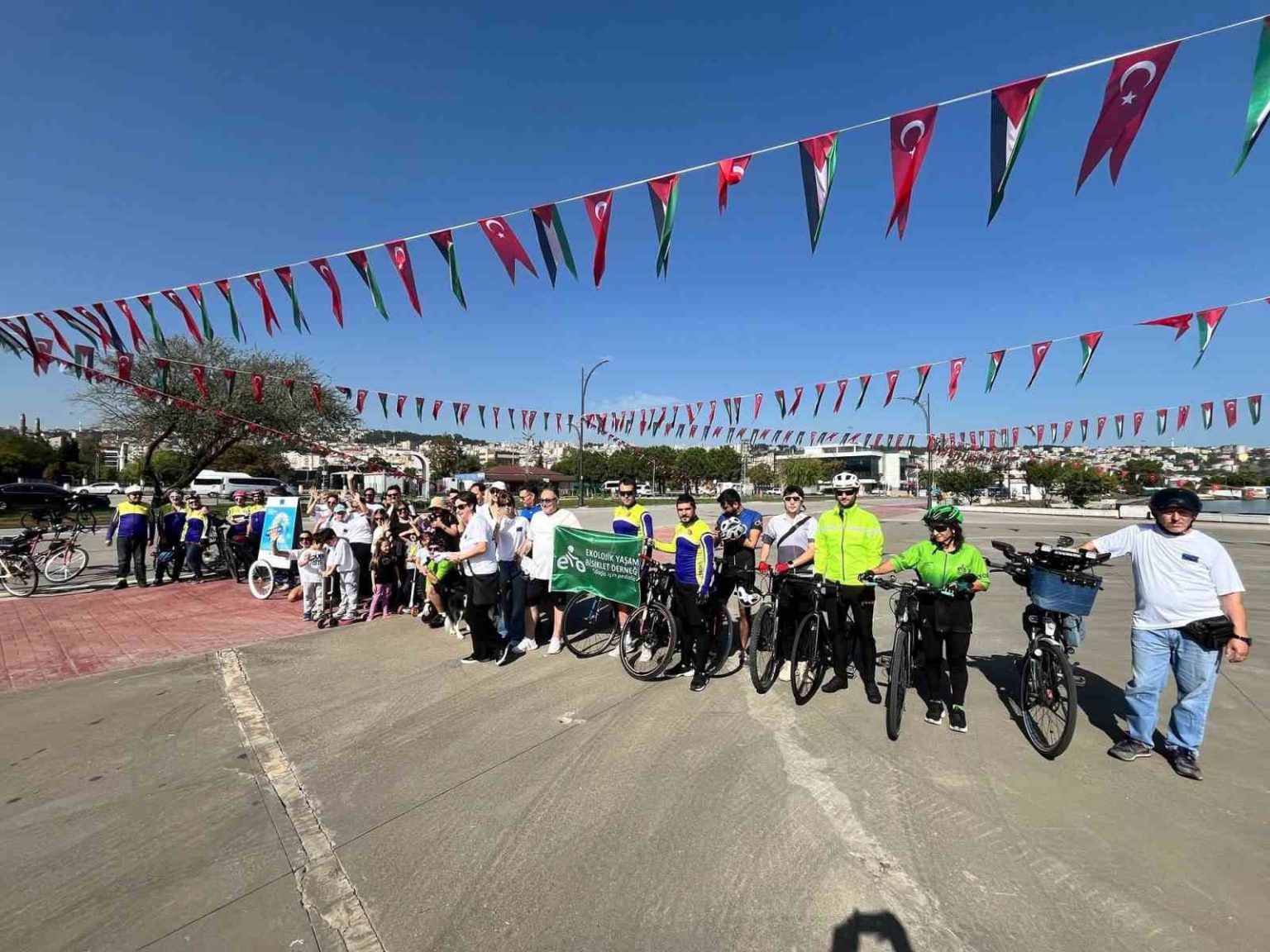 bisikletliler-cocuklar-icin-pedal-cevirecek-pedalla-kitap-goturuyoruz-kampanyasi