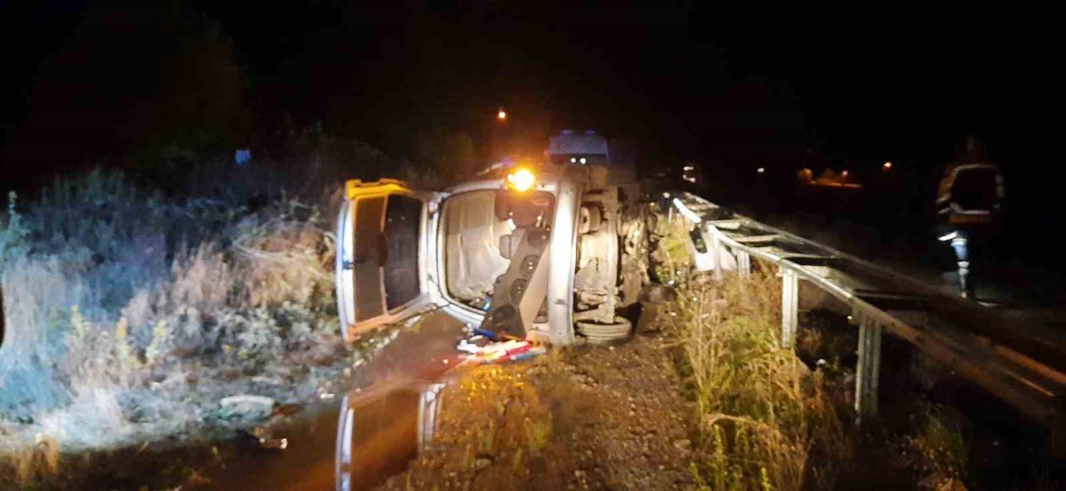 burdurda-hafif-ticari-arac-devrildi-1-olu