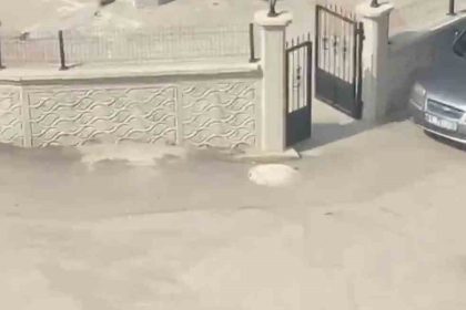 bursada-yol-kavgasi-karisti-sopalar-yumruklar-terlikler-havada-ucustu