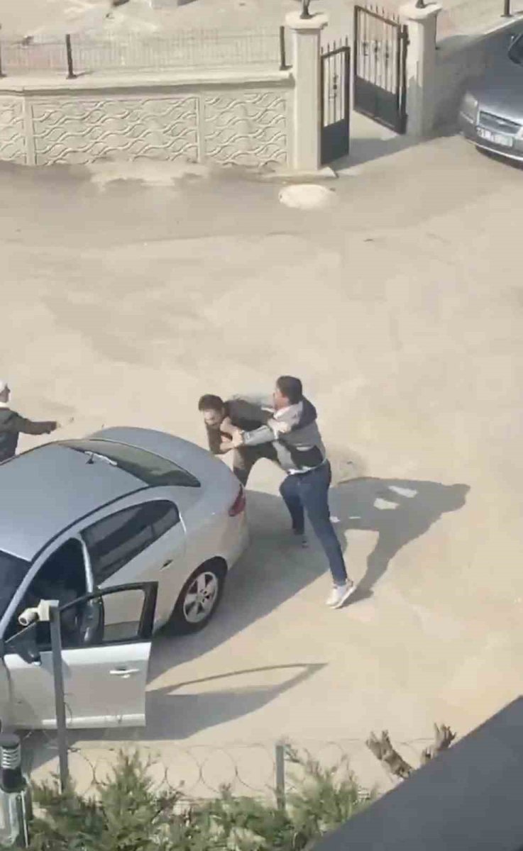 bursada-yol-kavgasi-karisti-sopalar-yumruklar-terlikler-havada-ucustu