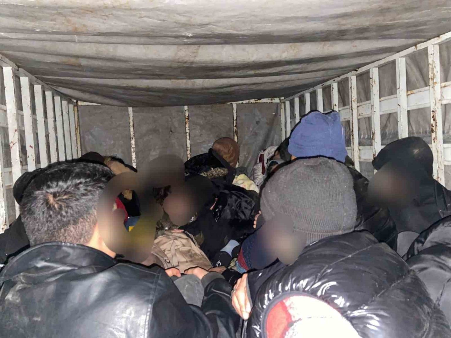 canakkalede-gocmen-kacakciligi-operasyonu-4-organizator-ile-75-kacak-gocmen-yakalandi