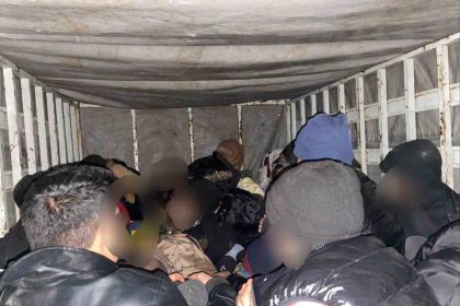 canakkalede-gocmen-kacakciligi-operasyonu-4-organizator-ile-75-kacak-gocmen-yakalandi