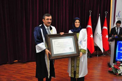 cumhurbaskani-yardimcisi-cevdet-yilmaza-mcbude-fahri-profesorluk-unvani