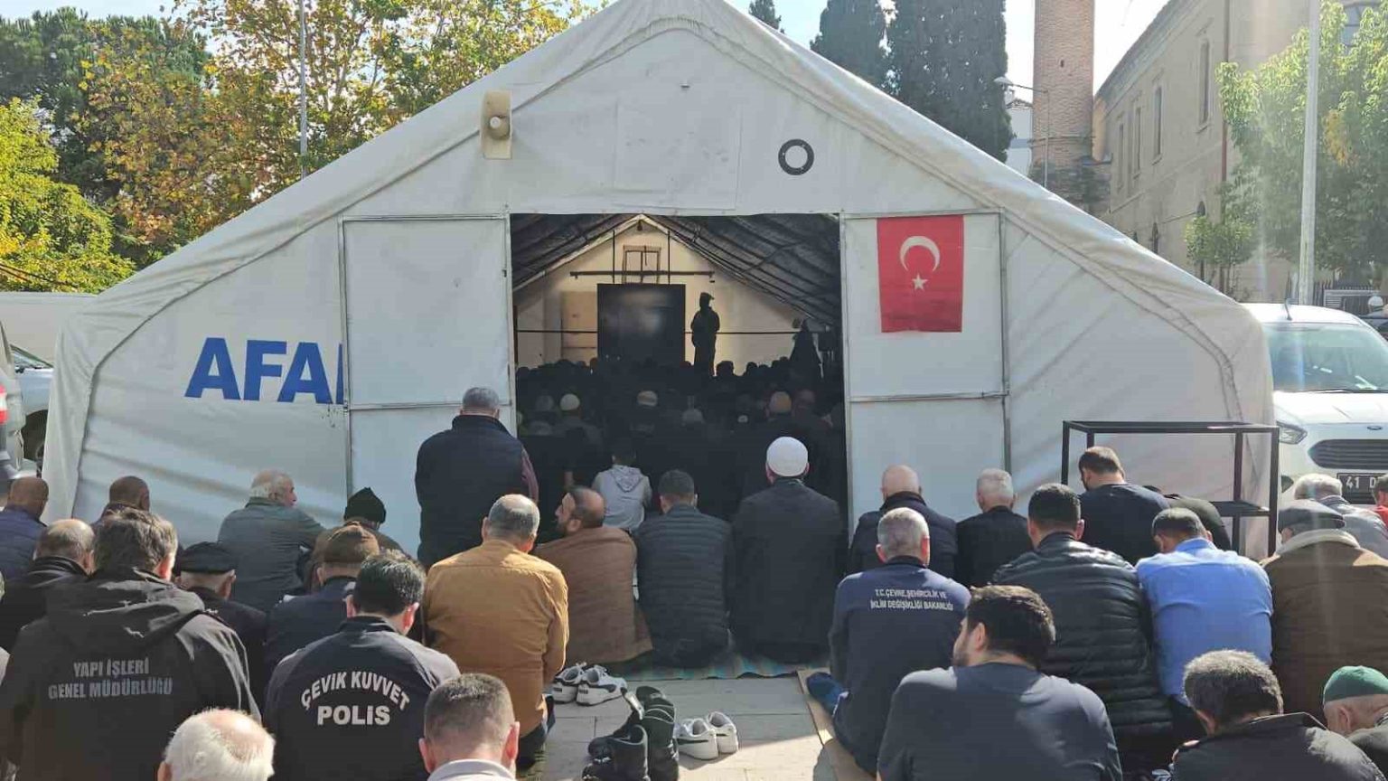 depremin-vurdugu-sindirgida-cuma-namazi-cadirlarda-kilindi