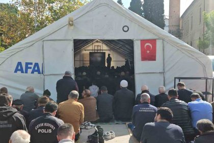 depremin-vurdugu-sindirgida-cuma-namazi-cadirlarda-kilindi