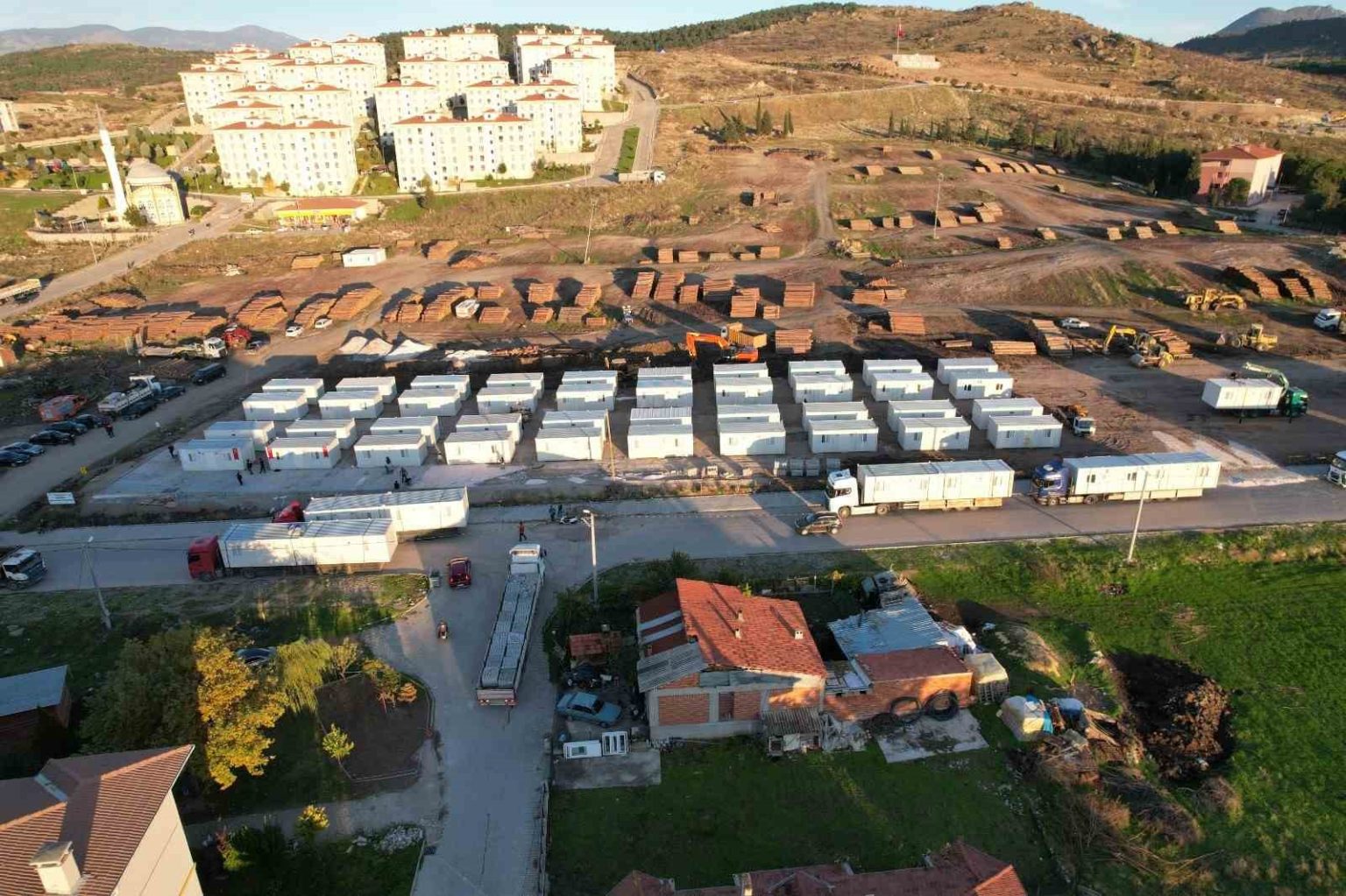 depremin-yaralarini-sarmaya-calisan-sindirgiya-konteyner-kent