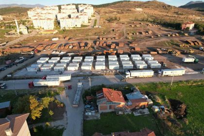 depremin-yaralarini-sarmaya-calisan-sindirgiya-konteyner-kent