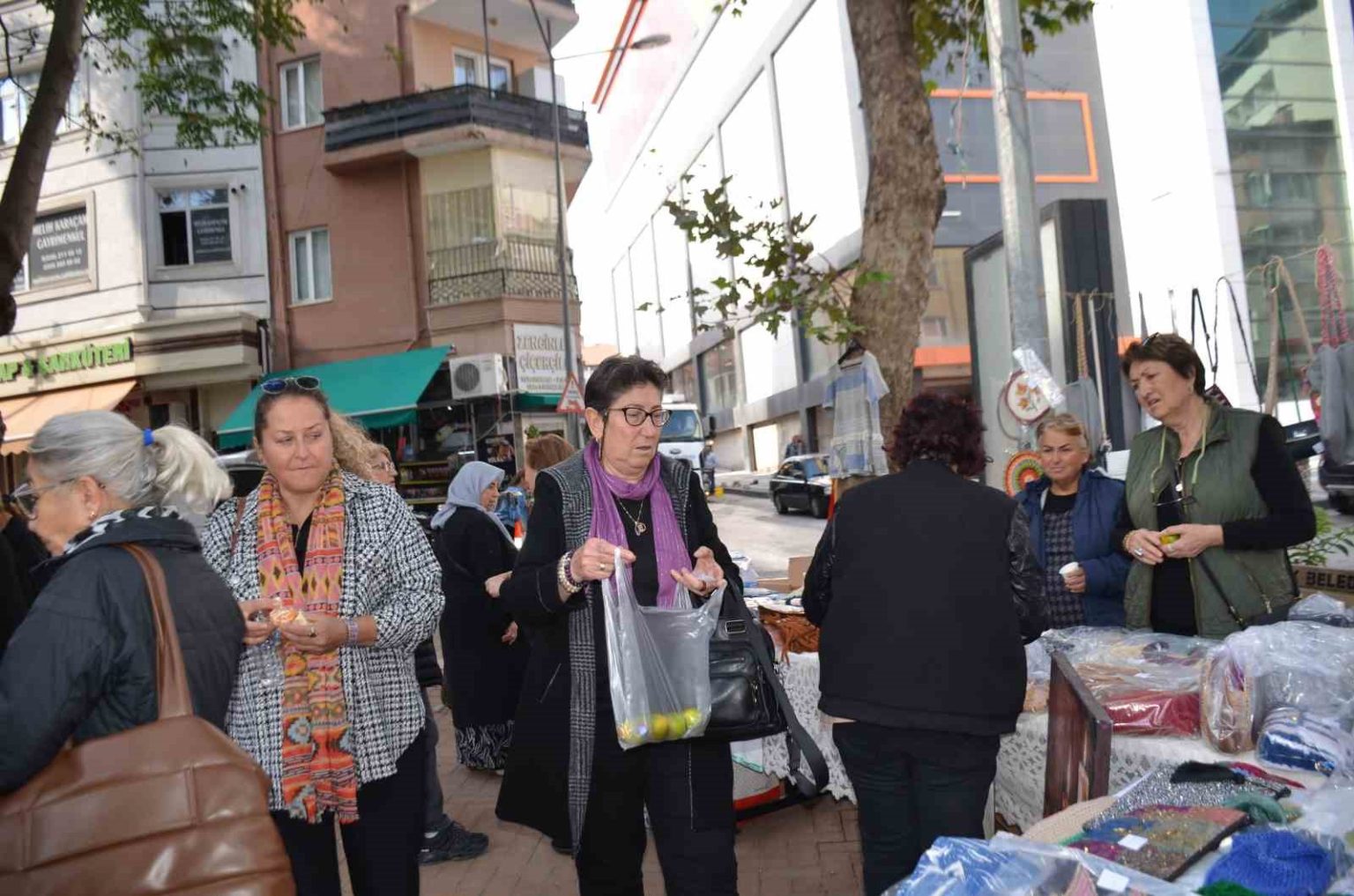 el-emegi-goz-nuru-urunleri-universite-ogrencilerinin-bursu-icin-uretiyorlar