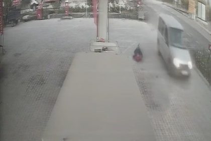 enistesine-aracla-carpip-kacti-o-anlar-kameraya-yansidi