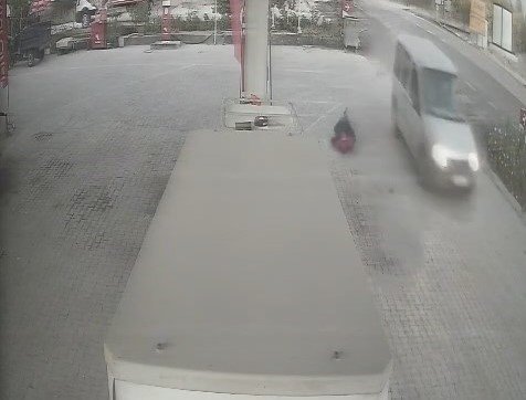 enistesine-aracla-carpip-kacti-o-anlar-kameraya-yansidi