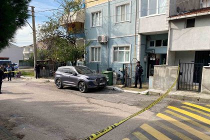 esini-bicaklayarak-oldurdukten-sonra-kendini-yaraladi